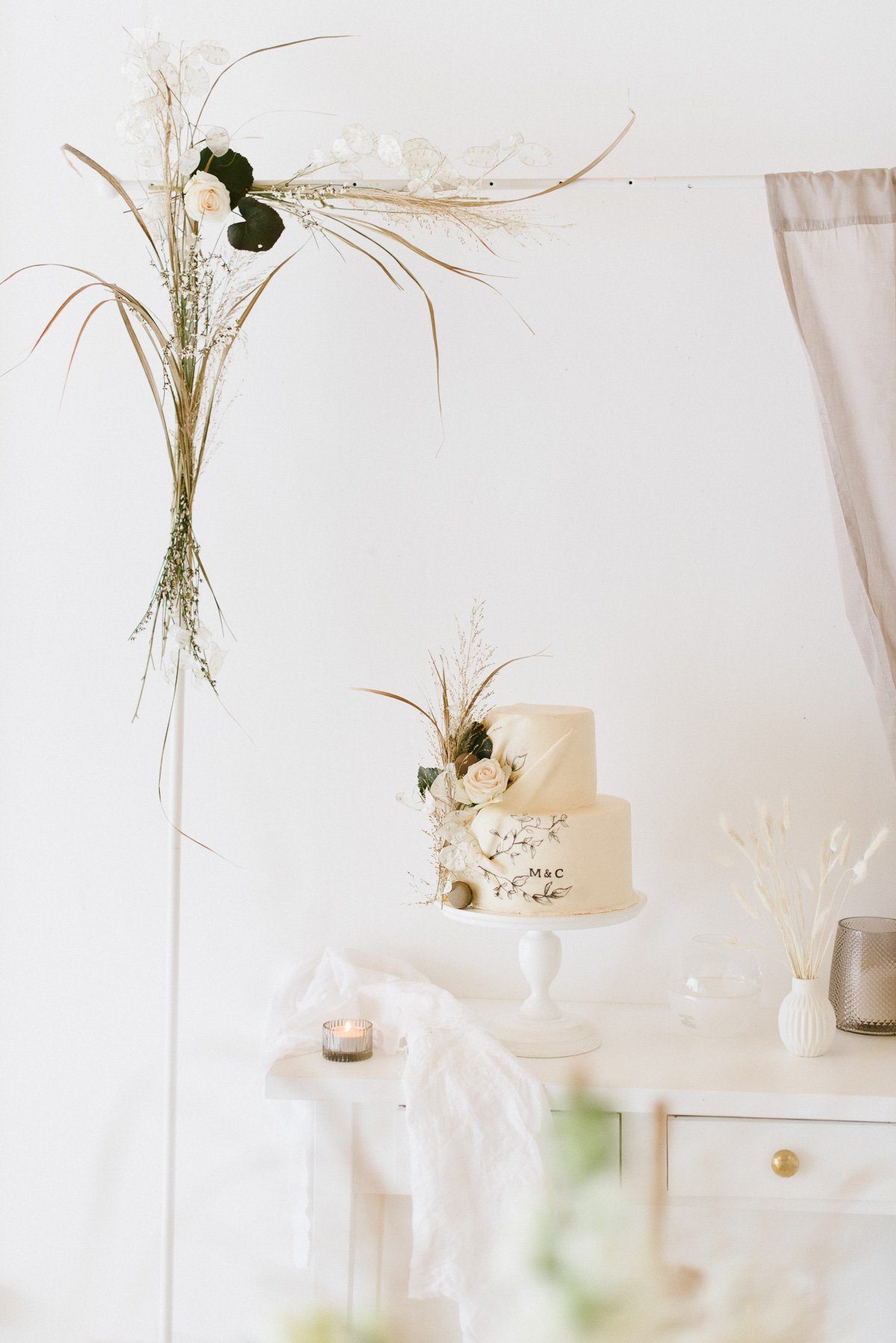 Boho Hochzeitstorte mit Trockenblumen