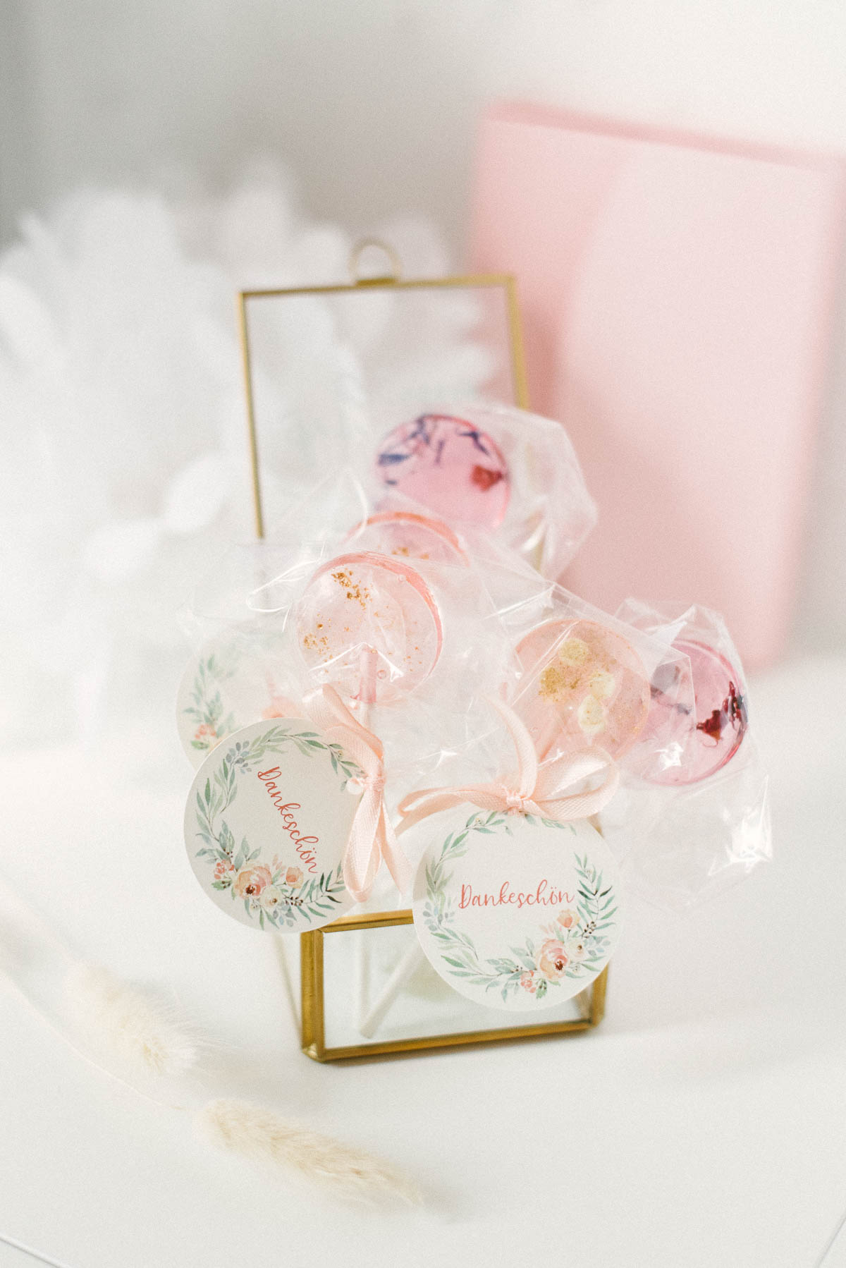 Gastgeschenke auf dem Tisch: Lollies