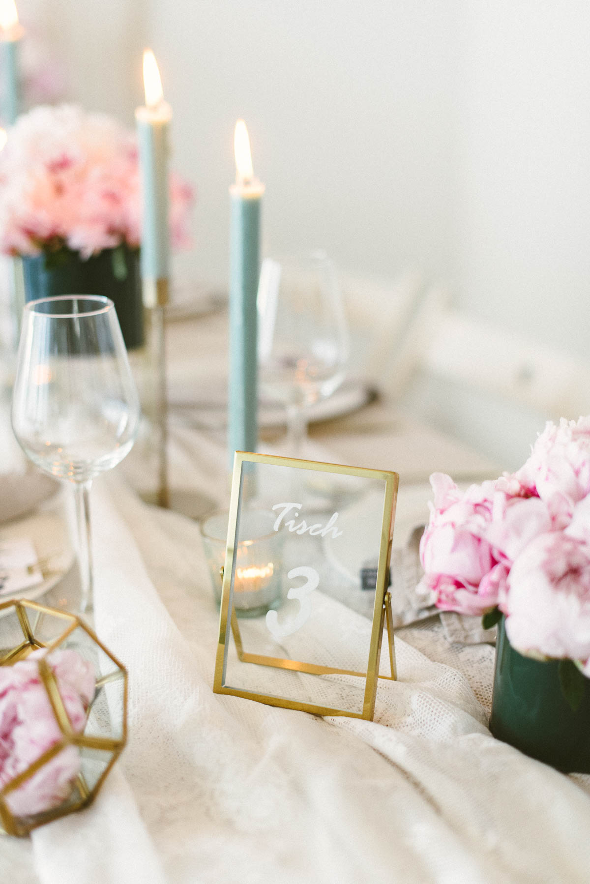 Tischnummer in goldenem Rahmen