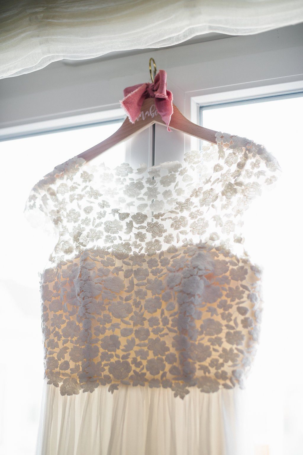 Hängendes Brautkleid auf Bügel