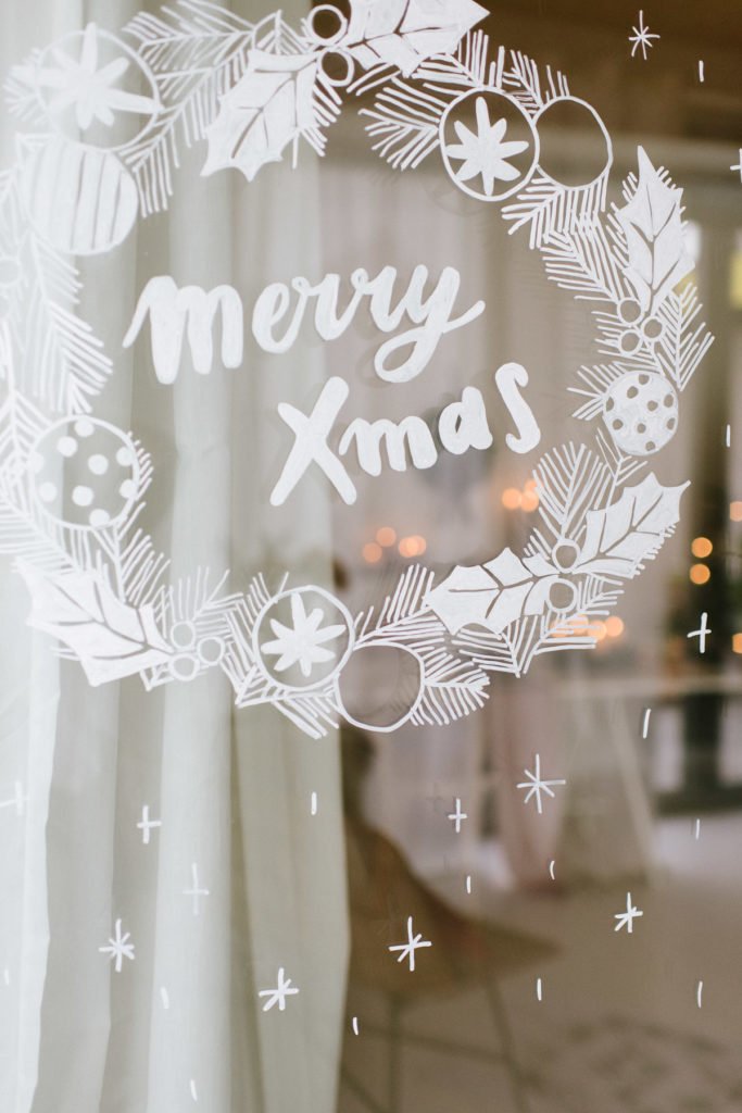 DIY: Weihnachtliches Fensterbild mit Kreidestiften