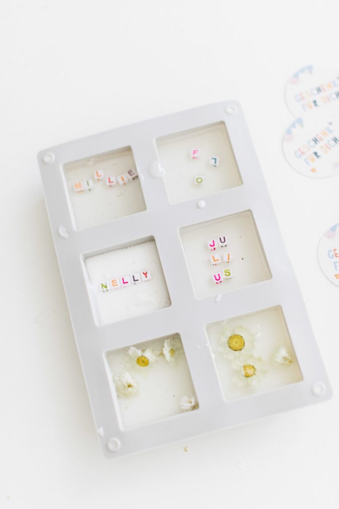 DIY Buchstaben-Seife: Gastgeschenk zur Einschulung