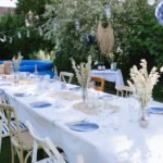 Lange Tafel im Garten mit Pool im Hintergrund