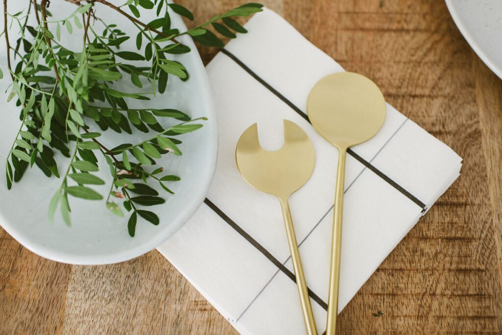 Runder Wiesenstrauß: Gemütliches Dinner mit Freunden vorbereiten