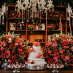 Farbenfrohe Boho Hochzeit mit leuchtender Blumendeko