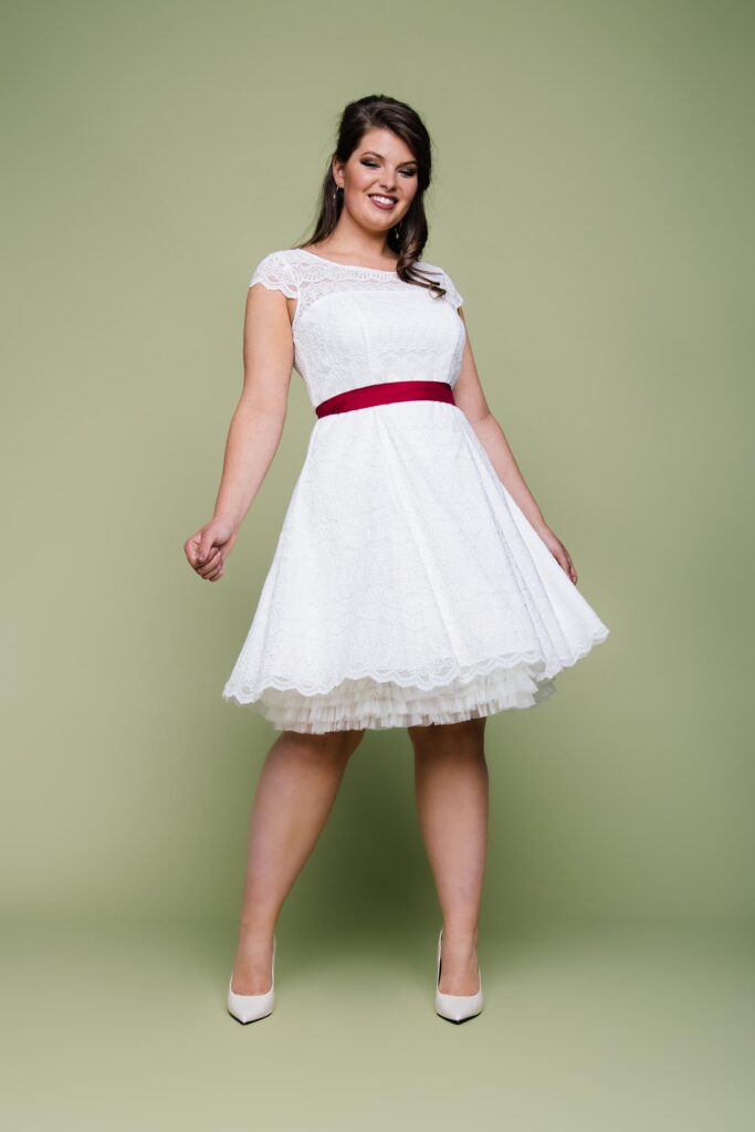 Neue Brautmode 2021: Küss die Braut Brautmode. Lange & kurze Brautkleider, Curvy & Jumpsuits für die Braut - verspielt, romantisch und modern