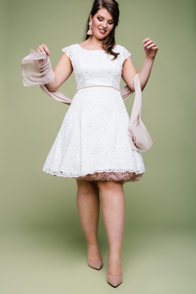 Neue Brautmode 2021: Küss die Braut Brautmode. Lange & kurze Brautkleider, Curvy & Jumpsuits für die Braut - verspielt, romantisch und modern