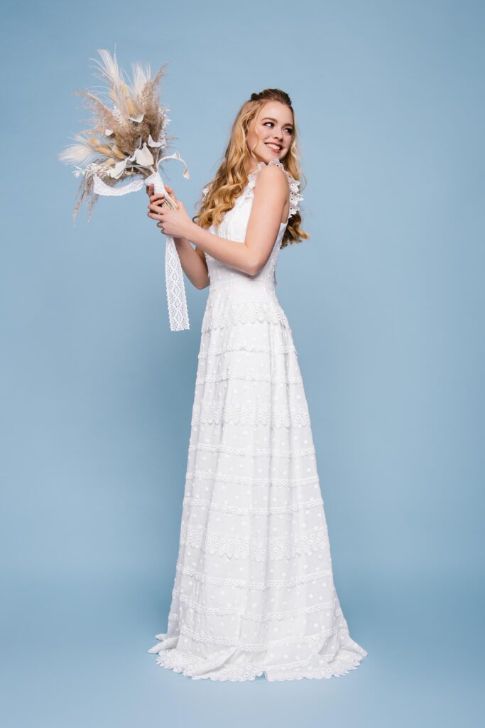 Neue Brautmode 2021: Küss die Braut Brautmode. Lange & kurze Brautkleider, Curvy & Jumpsuits für die Braut - verspielt, romantisch und modern