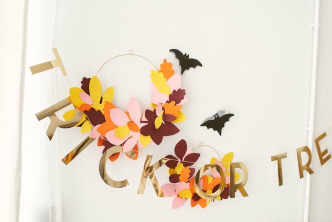 Herbst DIY Blätterkranz basteln aus Papierblättern. Blätter-Deko einfach selber machen und Wohnung herbstlich schmücken.