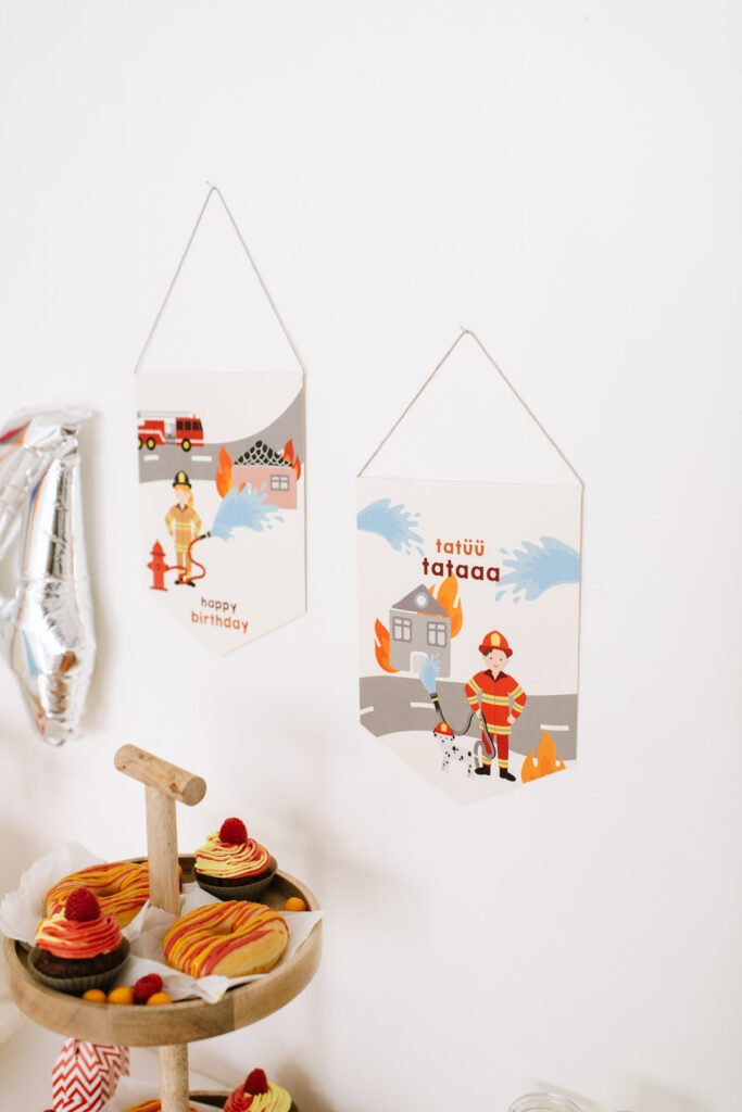 Kindergeburtstag feiern als Feuerwehrparty - Unsere Feuerwehr Geburtstagsparty Box mit Einladungen, Deko-Elementen, Spielen und Malbuch.