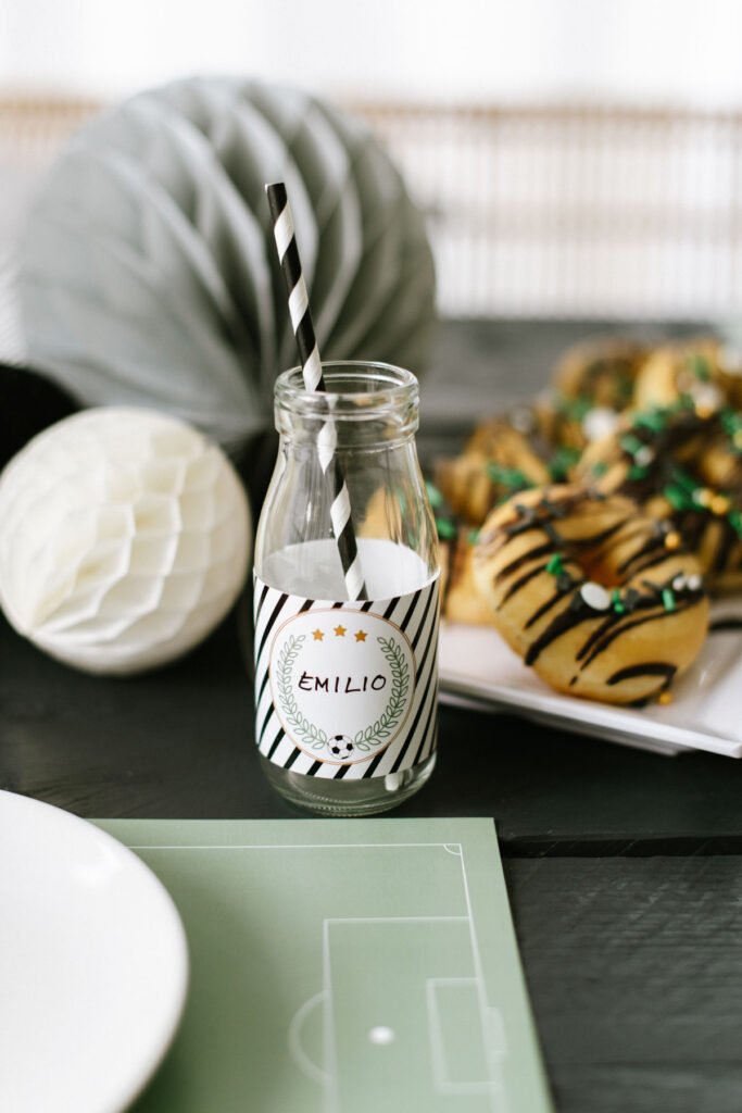 Kindergeburtstag feiern als Fußballparty - Unsere Fußball Geburtstagsparty Box mit Einladungen, Deko-Elementen, Spiel- und Bastelideen.