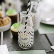 Kindergeburtstag feiern als Fußballparty - Unsere Fußball Geburtstagsparty Box mit Einladungen, Deko-Elementen, Spiel- und Bastelideen.