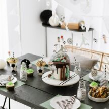 Kindergeburtstag feiern als Fußballparty - Unsere Fußball Geburtstagsparty Box mit Einladungen, Deko-Elementen, Spiel- und Bastelideen.