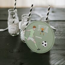 Kindergeburtstag feiern als Fußballparty - Unsere Fußball Geburtstagsparty Box mit Einladungen, Deko-Elementen, Spiel- und Bastelideen.