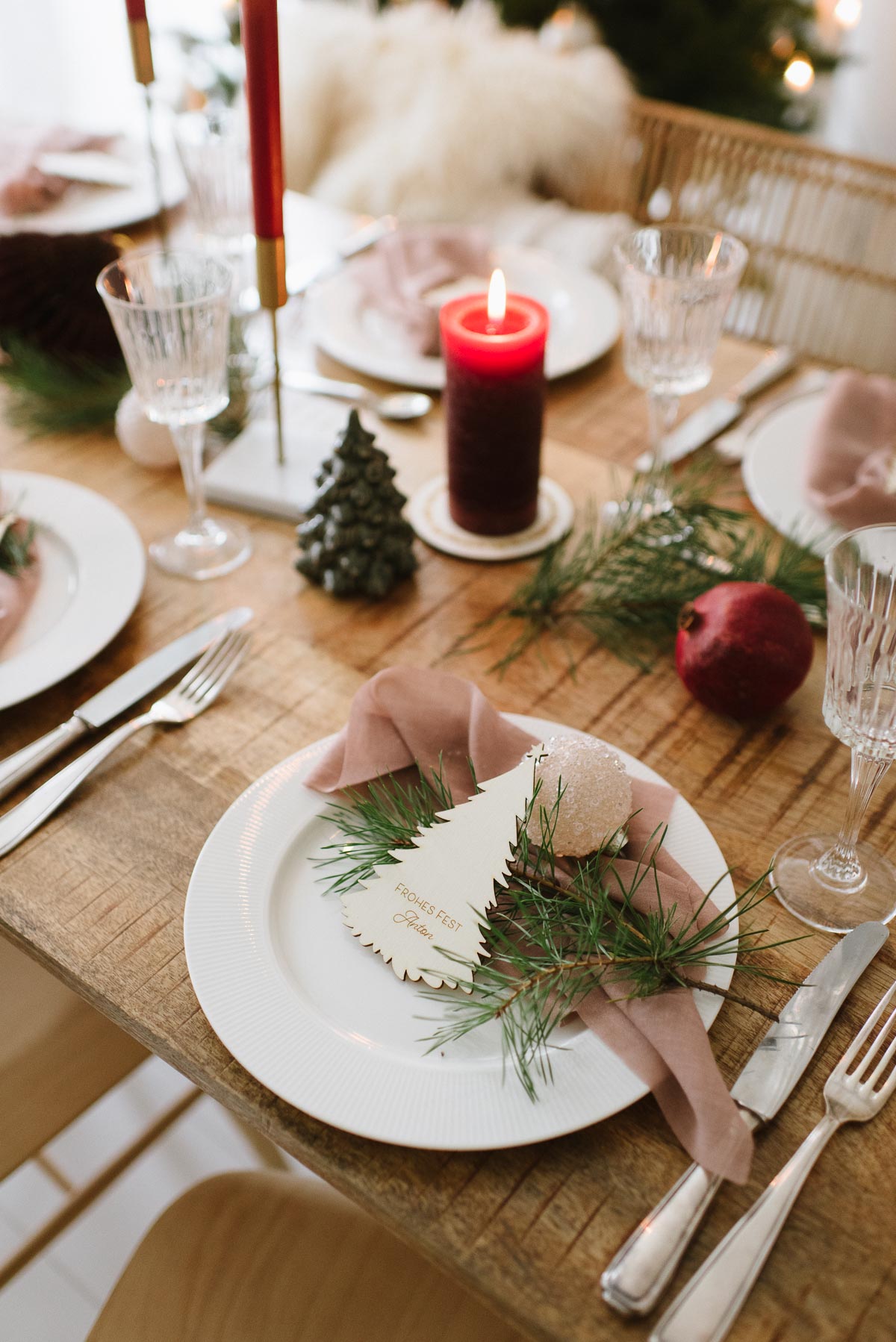 Weihnachtliche Tischdeko in Bordeaux und Rosé