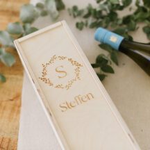 Weinkiste graviert Initial Kranz