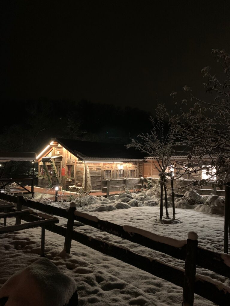 Walkemühle Alm mit Schnee - Winterhochzeitslocation hessen