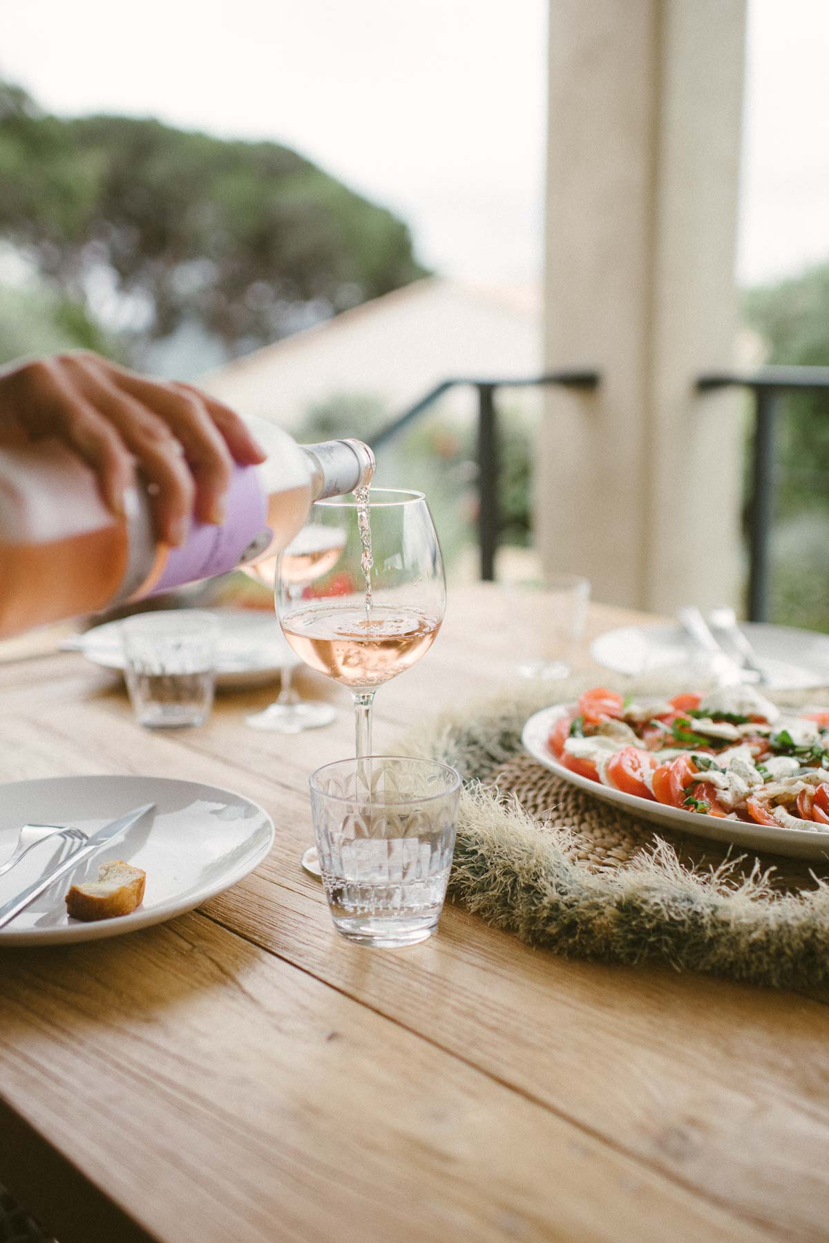 Rosé einschenken und den Abend ausklingen lassen