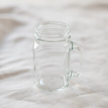 Glas mit Henkel für Eistee oder Limonade