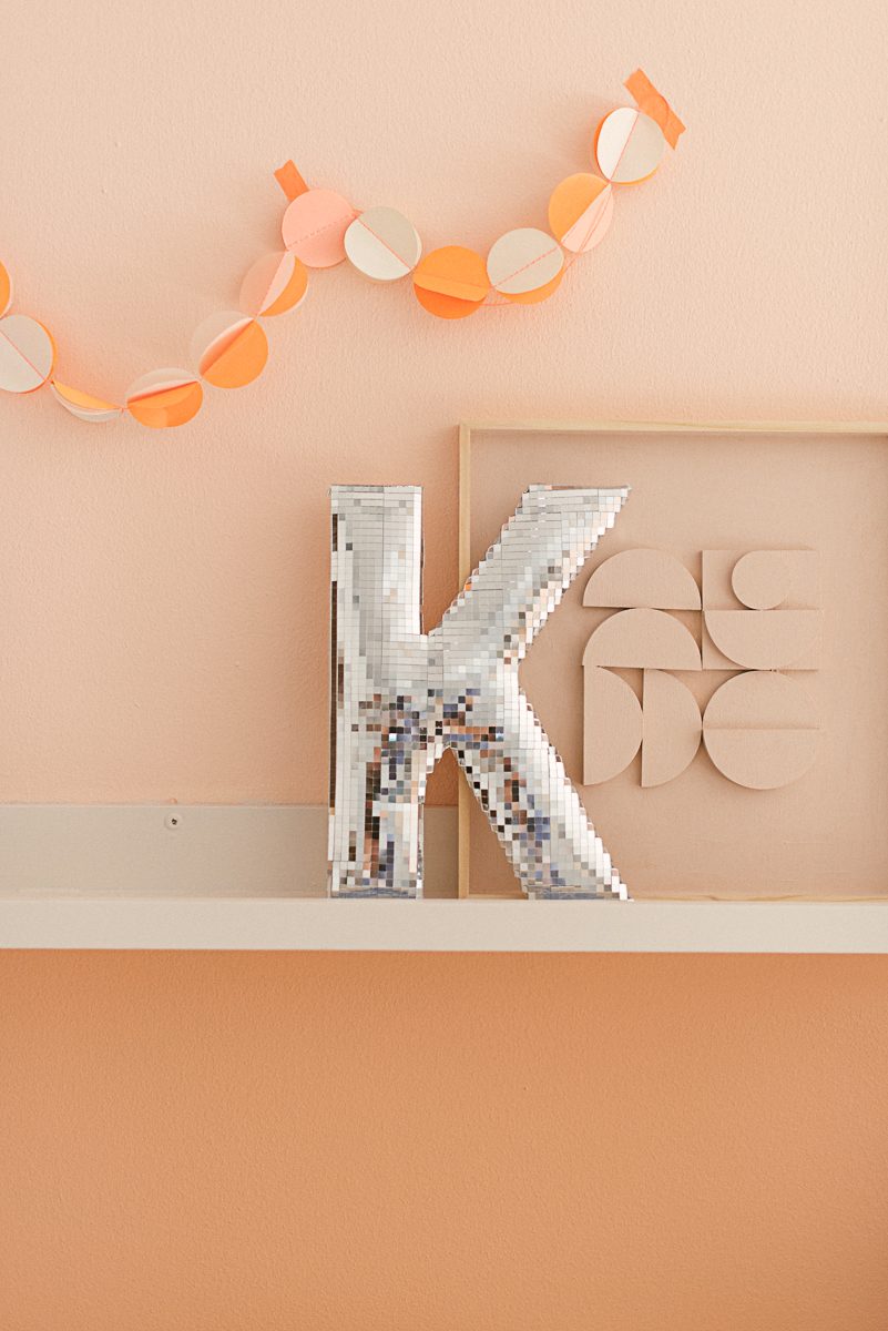 Funkelnder Disco-Buchstabe mit Spiegelmosaik DIY