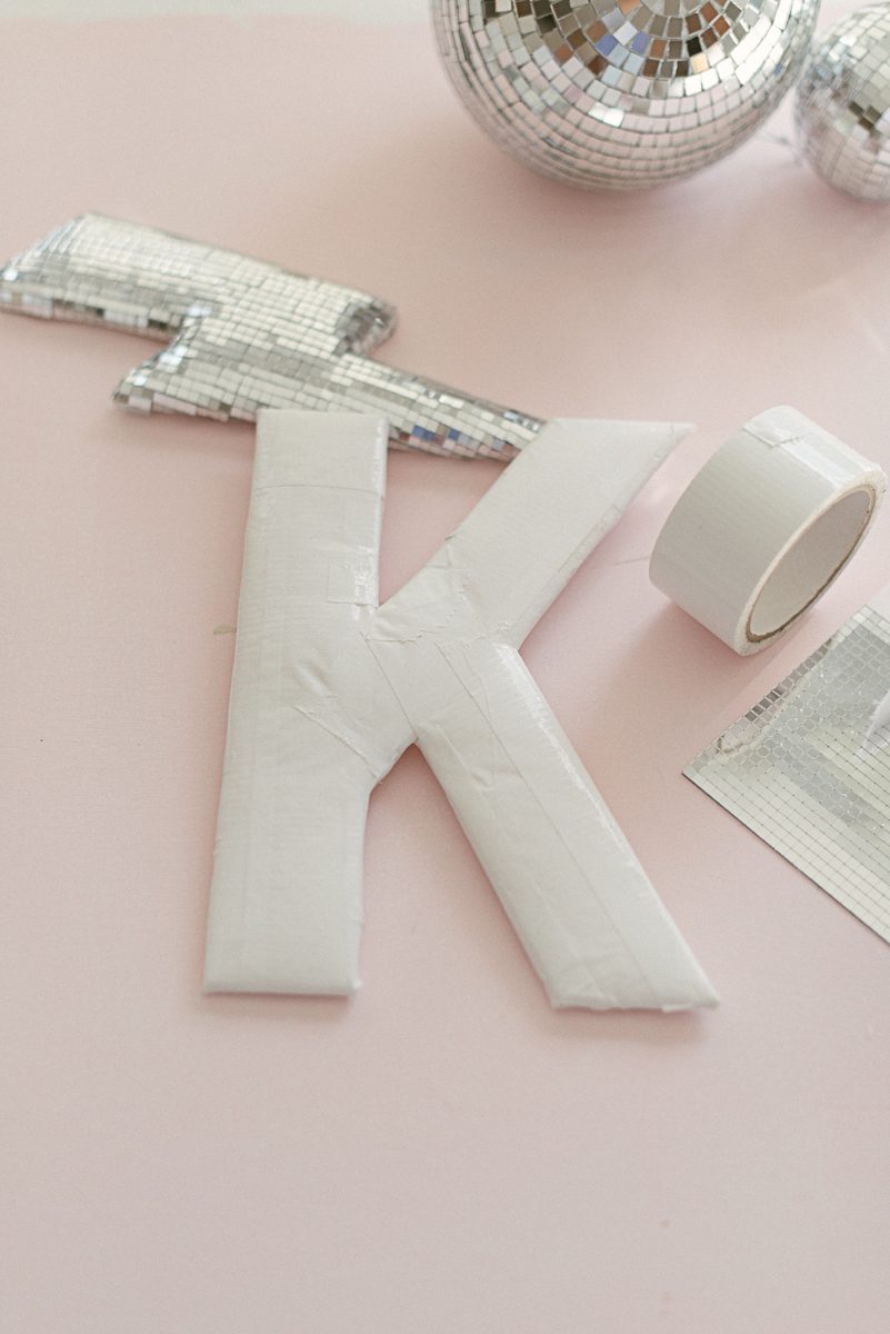 Funkelnder Disco-Buchstabe mit Spiegelmosaik DIY