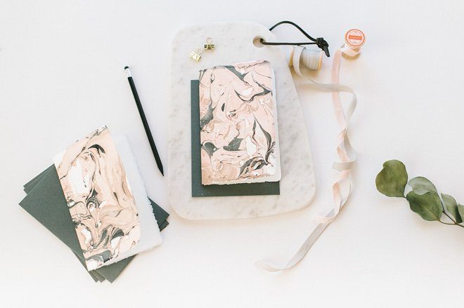 diy-marmorierte-karten-mit-nagellac