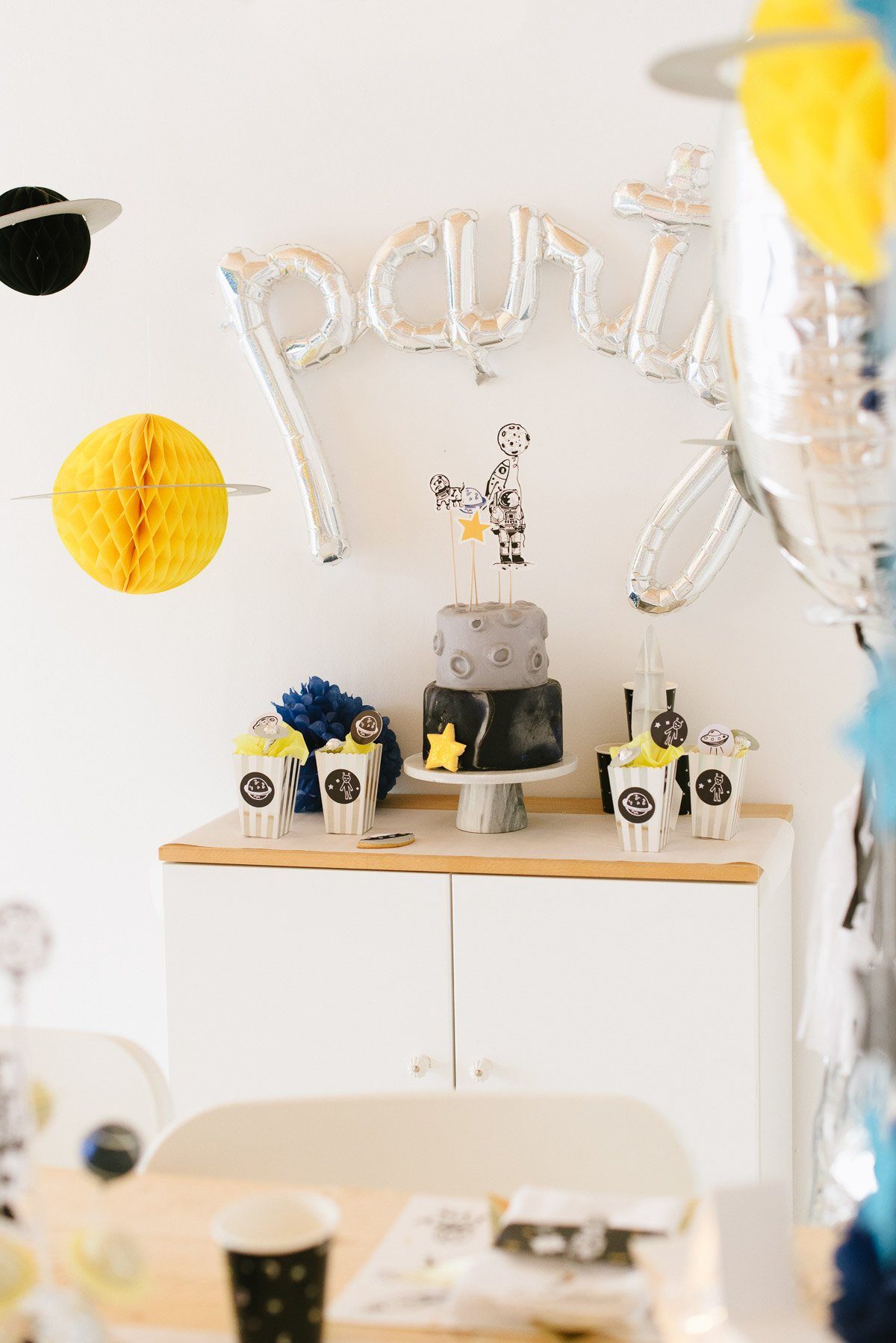 Astronauten und Weltraum Kindergeburtstag feiern mit unserer Geburtstagsparty Box. Inklusive Einladung, Deko- und Spieleideen für euren Weltall Geburtstag