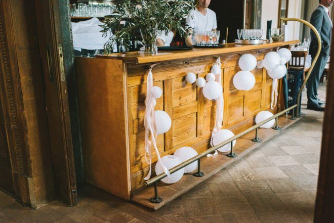 Die Bar war mit weißen Lampions dekoriert