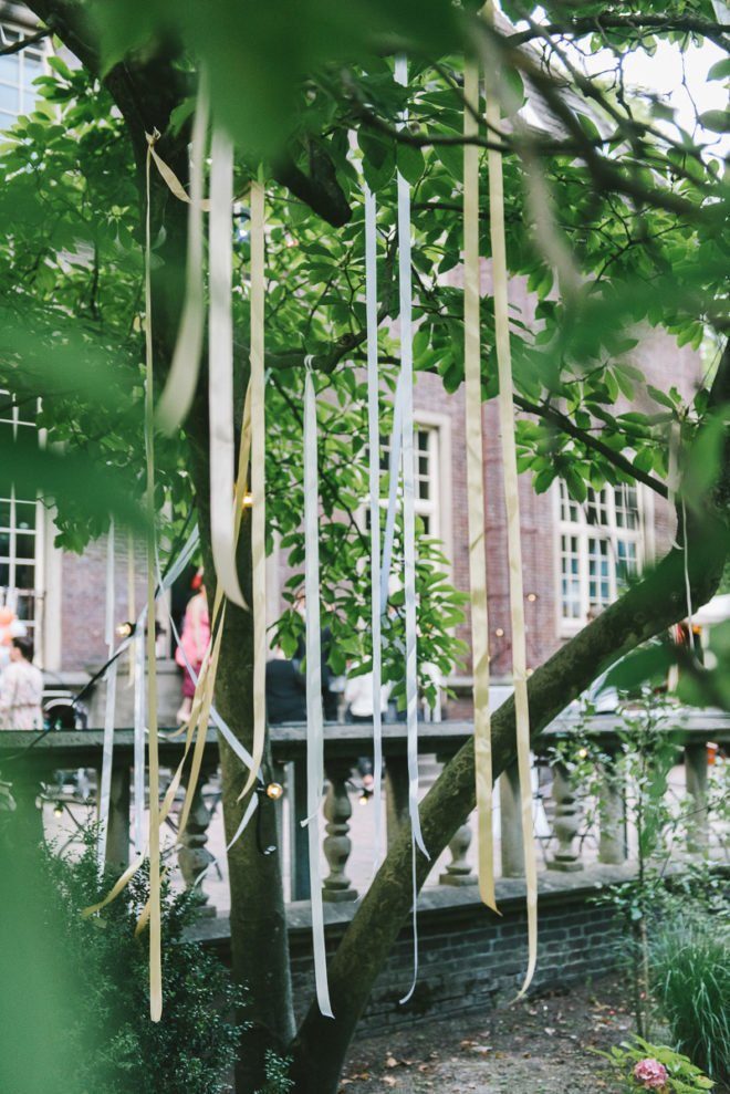 Viele Seidenbänder schmückten die Bäume der Hochzeitslocation