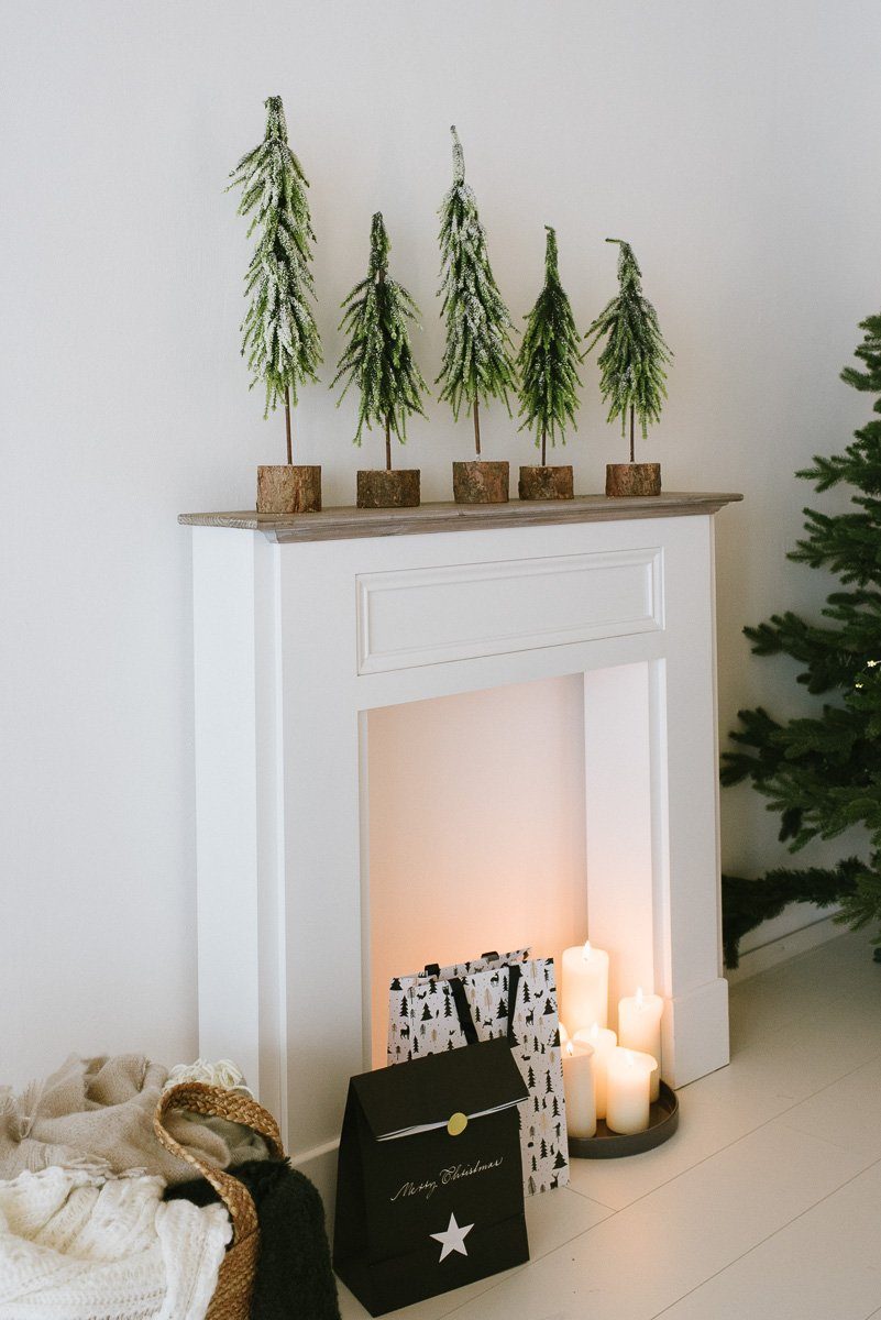 Kamin mit Tannenbäumen Weihnachten