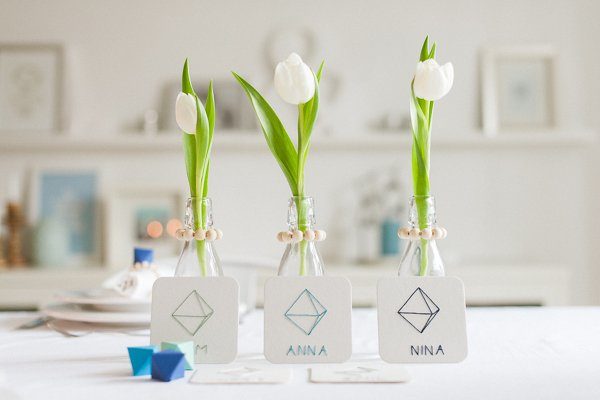 Tischdeko grafisch mit Papierornamenten und Holzperlen11