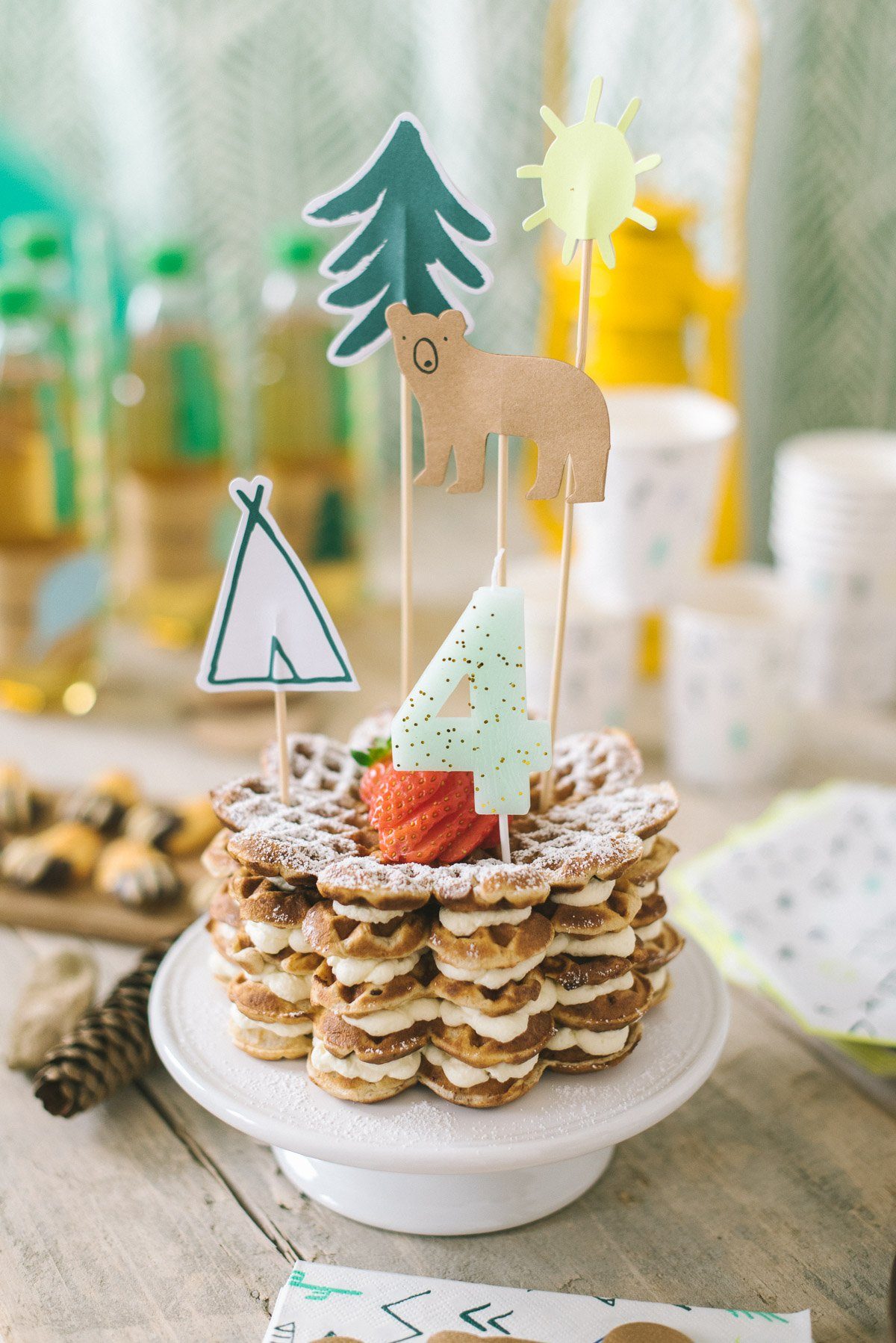 Einfache Waffeltorte mit Frischkäsecreme und frischen Erdbeeren