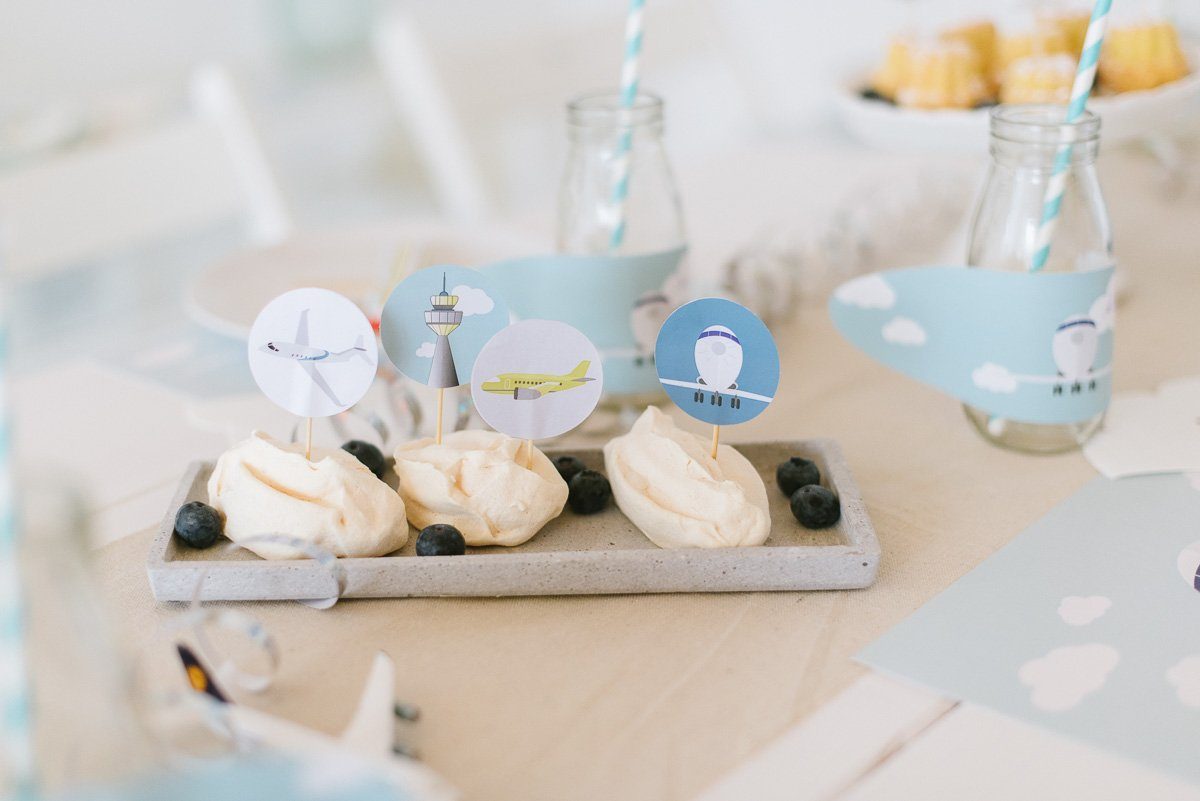Mit der Fräulein K Flugzeuge Geburtstagsbox können kleine Piloten einen Tag lang ihren großen Traum leben! Feiert fröhliche Flugzeuge Geburtstagsparty!