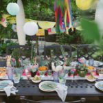 Tisch im Garten bunt gedeckt