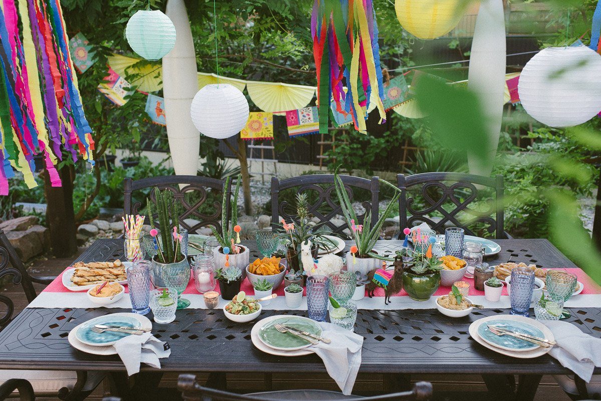 Tisch im Garten bunt gedeckt