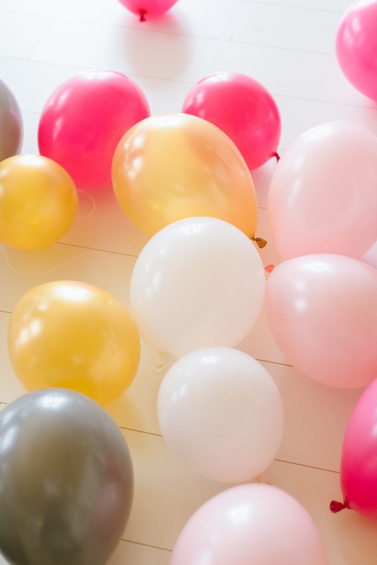 Luftballons für Ballongirlande verbinden