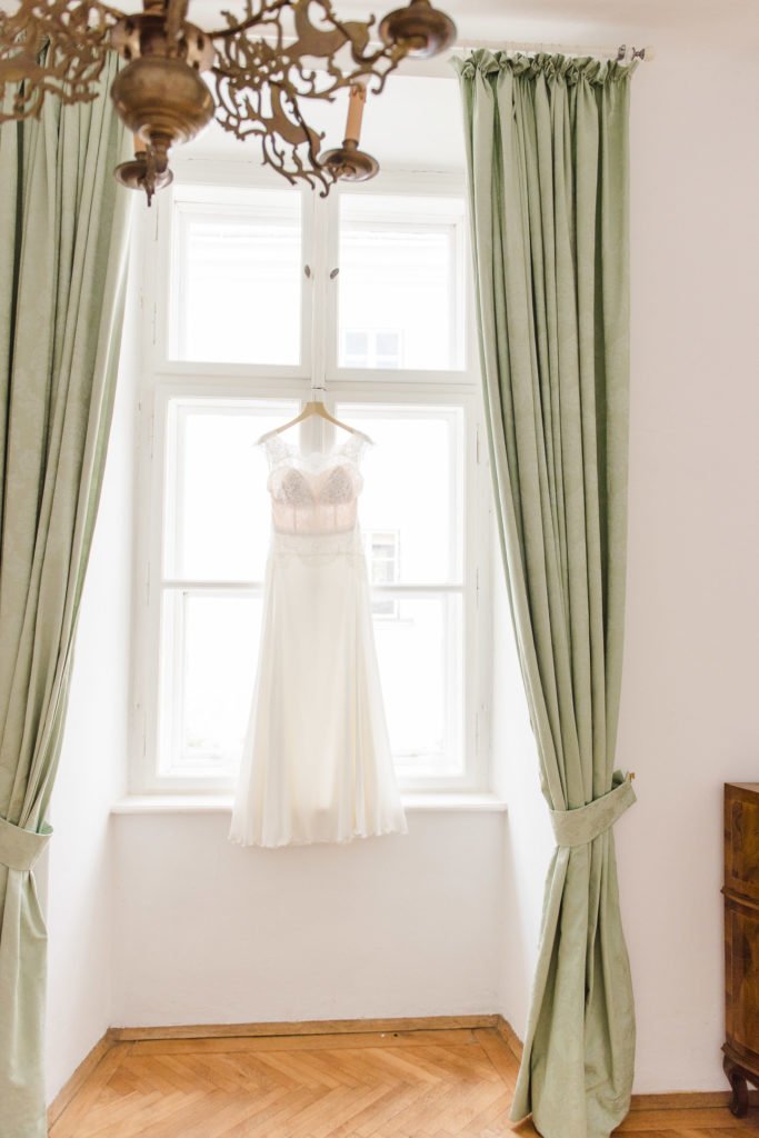 Brautkleid hängend am Fenster