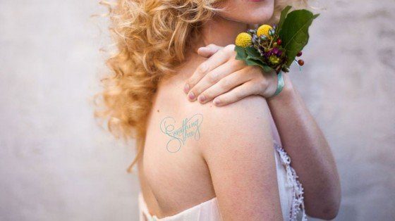 Etwas Blaues auf der Schulter der Braut