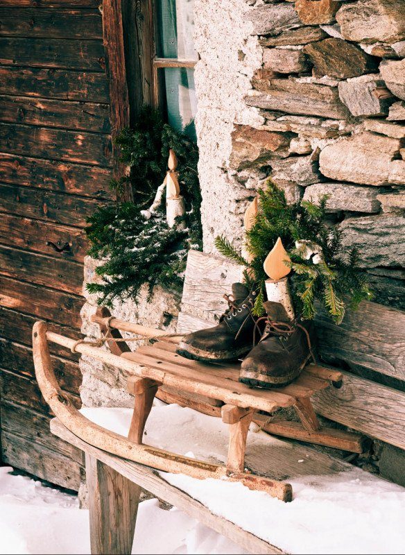 Weihnachten-in-den-Bergen-Wohnbuch-Callwey-Hütte-Stiefel-Schlitten